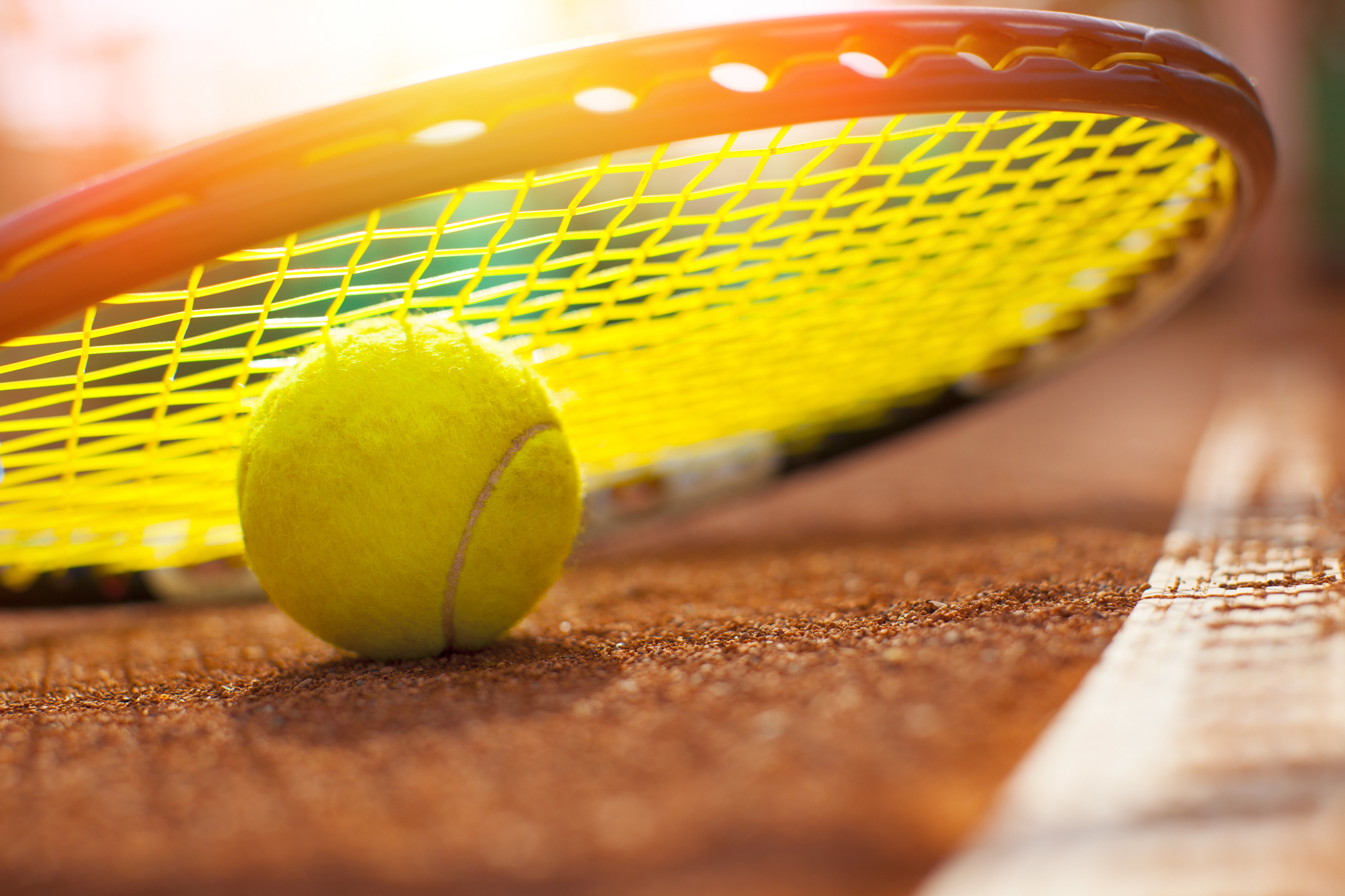 TENIS ZIEMNY I WYPOSAŻENIE KORTU TENISOWEGO - CO POWINNIŚMY WIEDZIEĆ?
