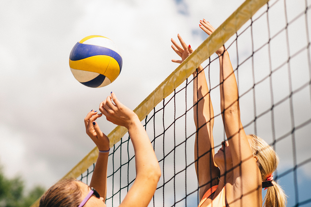 SIATKÓWKA PLAŻOWA – ZASADY I SPRZĘT DO PROFESJONALNYCH ROZGRYWEK
